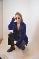 Campera azul de terciopelo con cierre frontal y cuello polo.