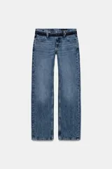 Jeans de tiro bajo y corte recto, confeccionados en denim con efecto lavado. Presentan cintura con trabillas, bolsillos delanteros y traseros, y cierre frontal con cremallera y botón.