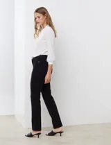 Pantalón negro de gabardina elastizada, marca Zac & Rachel. Tiene pretina con pasadores, botón y cierre. Delantera con tres bolsillos y trasera con bolsillos ojal.