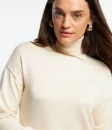 Vestido midi de punto de la marca Marfinno, con cuello alto y mangas largas. Presenta un diseño ajustado al cuerpo y tejido de punto recto.