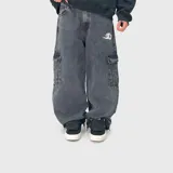 Pantalón cargo de jean color negro con efecto lavado, de corte ultra baggy y diseño holgado. Presenta bolsillos laterales tipo cargo con solapa y un detalle bordado en la parte superior delantera.