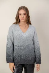 Sweater de punto con escote en V y diseño en degradé que va desde el gris claro en la parte superior hasta el gris oscuro en el ruedo y los puños.