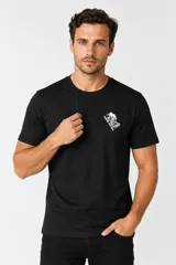 Remera de manga corta y cuello redondo, color blanco, de corte holgado, con estampa pequeña de un velero en el pecho.