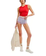 Top deportivo sin mangas de estilo musculosa, con ajuste al cuerpo y diseño recortado. Presenta una textura acanalada y un escote redondo.