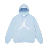 Campera con cierre frontal y capucha, en color celeste. Presenta el logo Jumpman de Jordan bordado en gran tamaño en el frente y el logo de Supreme bordado en la parte superior de la capucha.