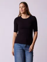 Remera negra de tejido acanalado, cuello redondo y manga corta.