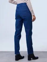 Jegging de denim azul elastizado, corte recto, con pretina ancha elastizada, bolsillos delanteros simulados y bolsillos traseros aplicados.
