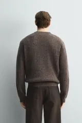 Jersey de punto regular fit con mezcla de lana, diseño de canalé, cuello en pico y manga larga con acabados en rib.