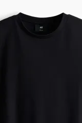 Remera básica de algodón color negro, con cuello redondo y manga corta, de corte estándar.