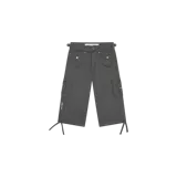 Pantalón capri gris oscuro de corte cargo, con múltiples bolsillos con solapa, hebillas laterales ajustables en la cintura y cordones en los dobladillos.