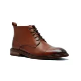 Bota de vestir tipo chukka de cuero color marrón, con cordones, puntera reforzada y suela de madera con taco bajo.