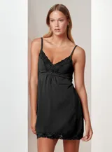 Chemise negra de seda fría con breteles finos regulables y apliques de encaje en el escote en V y el ruedo.