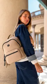 Mochila de neopreno color naranja con detalles en cierres negros. Cuenta con asa de mano, correas regulables y bolsillo frontal con cierre. El interior posee buena capacidad con bolsillos organizadores.