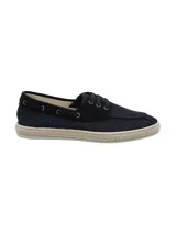 Alpargata de estilo náutico color azul marino, confeccionada en poliéster reciclado y descarne. Presenta cordones, ojales metálicos, detalle de bordado lateral y suela con borde de yute y base de goma.