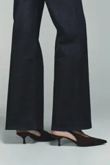 Pantalón de tiro alto confeccionado en mezcla de algodón, con diseño de pierna ancha y corte evasé. Presenta cierre frontal con cremallera y botón, y falsos bolsillos de vivo en la parte trasera.