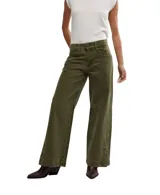 Pantalón de jean verde militar, corte ancho y relajado, con detalles de costuras reforzadas en rodillas y botones decorativos en los tobillos.