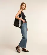 Blusa musculosa de ribana color blanco, con escote en U.