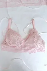 Bralette de encaje color lila, sin aros, con breteles elásticos regulables y diseño de puntilla elastizada.