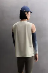Musculosa de entrenamiento de corte regular, confeccionada en tejido técnico ligero con microperforaciones para mayor transpirabilidad. Presenta cuello redondo, sisas amplias y aberturas laterales en el bajo. Incluye detalles termofijados y logo de la línea Zara Athleticz.