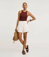 Musculosa basica de rib de algodon color bordo con cuello redondo y corte regular.