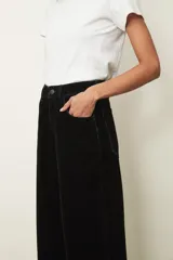 Pantalón de jean color azul muy oscuro, casi negro, con corte recto y tiro alto. Presenta diseño de cinco bolsillos y cierre frontal con botón.