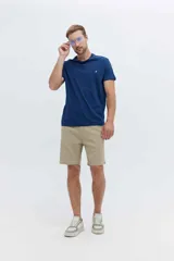 Remera básica de algodón pima color azul, de manga corta, cuello redondo y calce recto. Presenta un pequeño bordado distintivo en el pecho.