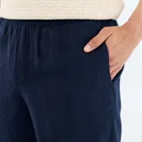 Bermuda azul marino de felpa ligera con bolsillos laterales y cintura elástica.
