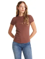 Remera de tejido acanalado con escote a la base y manga corta, confeccionada en modal con elastano.