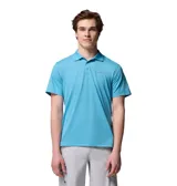 Remera tipo polo de manga corta, color azul claro, con cuello clásico y cierre frontal de botones. Presenta un diseño técnico con tecnología de secado rápido y protección solar, ideal para actividades al aire libre.