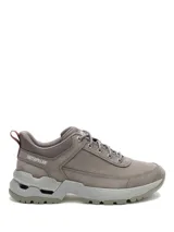 Championes Caterpillar modelo Surge Hiker Lo, color gris oscuro, confeccionados en nubuck encerado y malla. Presentan diseño robusto con entresuela de EVA, suela de goma con tecnología SRX para resistencia al deslizamiento y amortiguación reactiva.