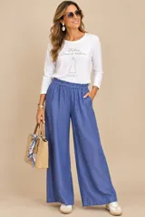 Pantalón de lino azul, de corte ancho y relajado, con cintura elástica y bolsillos laterales.