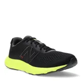 Championes de running New Balance modelo 520 V8, con capellada de malla técnica negra y entresuela de espuma en color amarillo neón. Presentan el logo de la marca en los laterales y cierre mediante cordones.