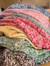 Sweater de lana tejido a mano con doble hilado, con cuello redondo y diseño jaspeado en dos colores.