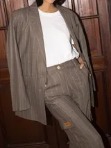 Pantalón de vestir color marrón con diseño de rayas verticales finas, corte recto y bolsillos tipo cargo laterales con etiqueta de marca.