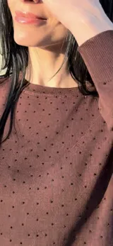 Conjunto de dos piezas compuesto por un sweater de manga larga y una falda larga de corte recto, confeccionado en tejido de punto color marrón.