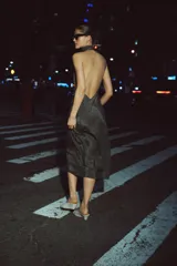 Vestido midi con cuello halter fluido y hombros descubiertos. Presenta un diseño de espalda descubierta, corte evasé y cierre con botones en el cuello. Confeccionado en una mezcla de algodón y viscosa con estampado de lunares pequeños.