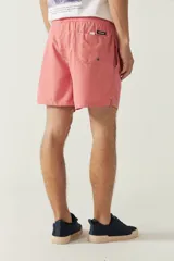 Short de baño liso para hombre, con cintura elástica y cordón ajustable. Cuenta con dos bolsillos laterales, un bolsillo trasero y logo bordado en la parte inferior.