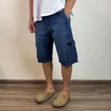 Bermuda de jean azul con bolsillos cargo laterales y traseros.