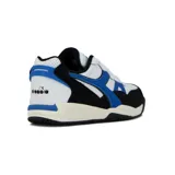 Championes Diadora Winner de diseño retro, combinando blanco, negro y detalles en azul. Presentan capellada de cuero sintético con perforaciones para mayor ventilación, cordones blancos y suela de goma estructurada.