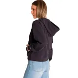 Buzo negro con capucha, cierre frontal y bolsillos tipo canguro.