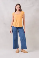 Remera de algodón peinado color camel, con ajuste al cuerpo, escote redondo con detalle calado y mangas cortas.