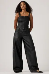 Pantalón de jean con acabado encerado negro, de corte super baggy y silueta tipo barril, con diseño de cinco bolsillos y cierre frontal con botón y cremallera.