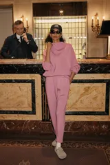 Pantalón deportivo rosa de corte slim, confeccionado en tejido DoubleSoft® con cintura acanalada.