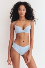 Soutien super push-up con aros, copas superacolchadas y breteles ajustables. Confeccionado en encaje floral, color celeste claro. Cierre de corchetes en la espalda.