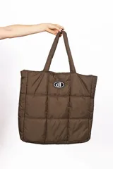 Bolso plateado acolchado con logo ovalado negro y blanco.