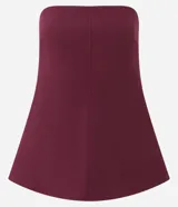 Blusa de crepé bordó sin breteles, con diseño entallado, recortes verticales y ruedo peplum con leve abertura.