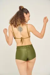 Short de baño de tiro alto con estampado floral en tonos rosa, blanco, amarillo y celeste.