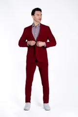 Ambo Florenzi modelo Santorini, compuesto por blazer slim fit con dos botones frontales y pantalón de corte angosto. Confeccionado en tejido de punto con textura mate, diseñado para ofrecer elasticidad y movilidad.