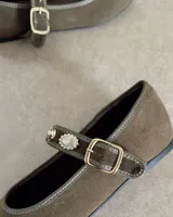 Ballerinas color marrón con correa sobre el empeine con hebilla dorada y apliques dorados.