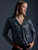 Blusa de fiesta color borgoña, marca Ninety, confeccionada en microtul bordado con lentejuelas. Tiene escote en V cruzado, ruedo elastizado y forro interno a tono.